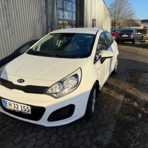 Kia  Rio. [EH32155]